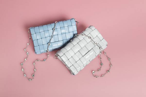 ミュウミュウが阪急うめだで20年クルーズのポップアップ、世界先行発売の編み込みバッグやスニーカーが登場