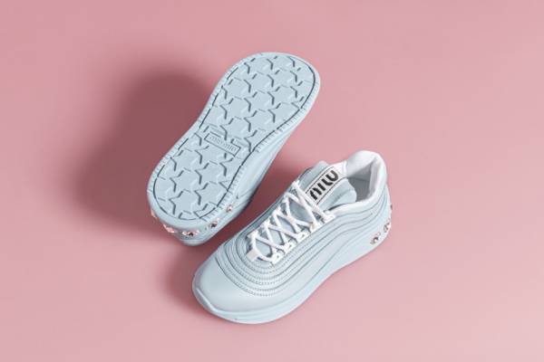 ミュウミュウが阪急うめだで20年クルーズのポップアップ、世界先行発売の編み込みバッグやスニーカーが登場