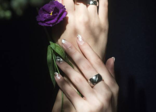 シャネルが讃えた絶対的なハーモニー「黒と白」、ヴェルニで描く真夜中の物語【レディのネイル vol.1】