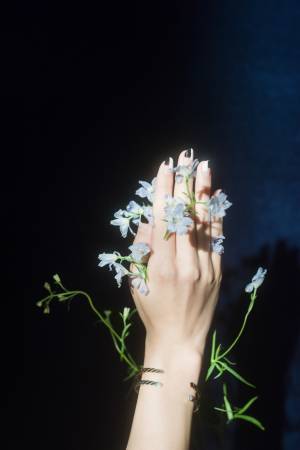 シャネルが讃えた絶対的なハーモニー「黒と白」、ヴェルニで描く真夜中の物語【レディのネイル vol.1】