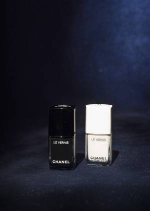 シャネルが讃えた絶対的なハーモニー「黒と白」、ヴェルニで描く真夜中の物語【レディのネイル vol.1】