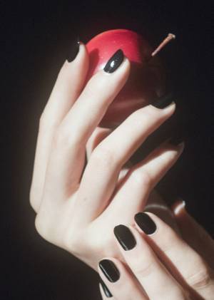 シャネルが讃えた絶対的なハーモニー「黒と白」、ヴェルニで描く真夜中の物語【レディのネイル vol.1】