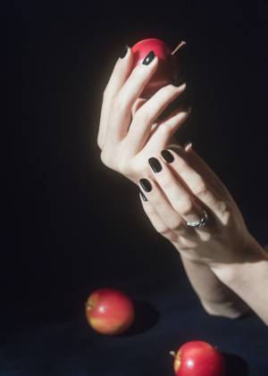 シャネルが讃えた絶対的なハーモニー「黒と白」、ヴェルニで描く真夜中の物語【レディのネイル vol.1】