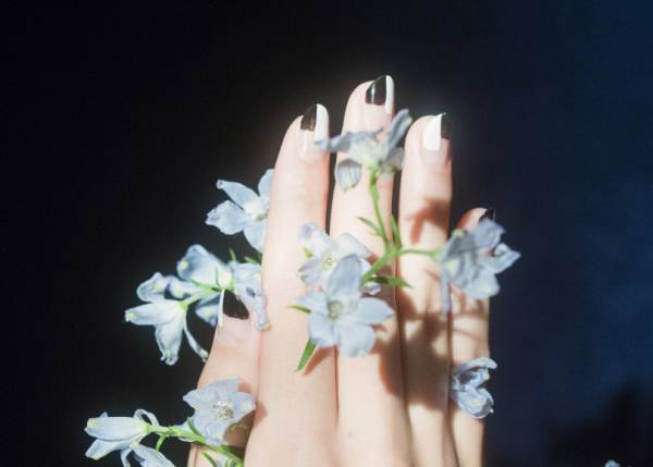 シャネルが讃えた絶対的なハーモニー「黒と白」、ヴェルニで描く真夜中の物語【レディのネイル vol.1】