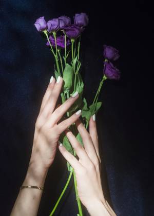 シャネルが讃えた絶対的なハーモニー「黒と白」、ヴェルニで描く真夜中の物語【レディのネイル vol.1】