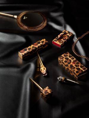 クリスチャン ルブタンのホリデー、“レオパード柄”の大胆な赤マットリップやネイルが登場