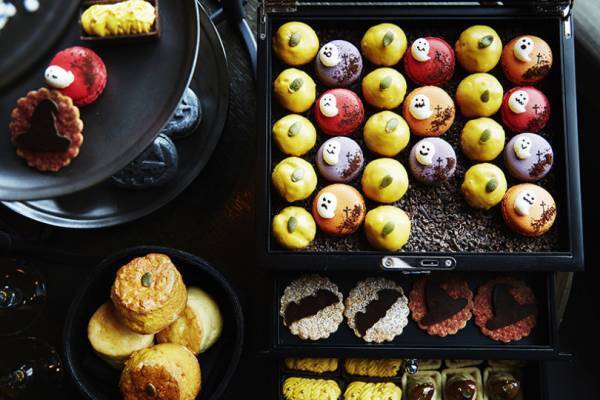 アマン東京のハロウィンアフタヌーンティー、おばけのマカロンやこうもりクッキーの“コワイイ”スイーツが登場