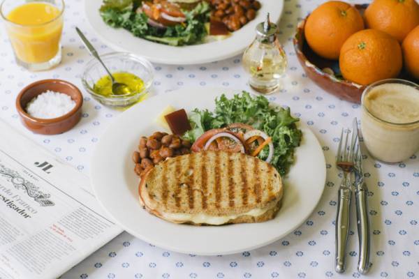 世界の朝食レストラン、10月からはポルトガルの朝食! トーストサンドイッチやエッグタルト