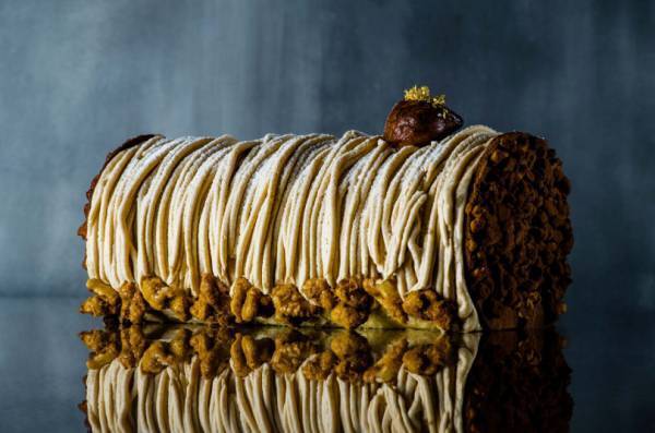 25周年のパーク ハイアット 東京のクリスマスケーキ、雪のようなブッシュドノエルにモンブランのロールケーキ