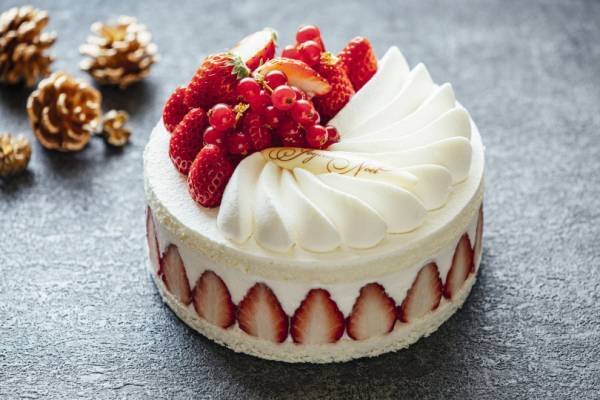 冬の森をイメージしたクリスマスケーキが、星野リゾート 軽井沢ホテルブレストンコートに登場