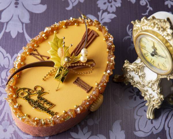 ヒルトン東京、王冠や宝石をイメージした2019年クリスマスケーキが登場