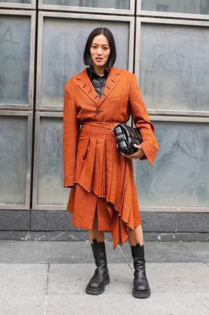 業界人はボッテガ・ヴェネタのバッグに夢中! ザ・ポーチVSパデッド・カセットあなたはどっち派?【パリスナップ】