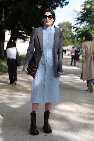 業界人はボッテガ・ヴェネタのバッグに夢中! ザ・ポーチVSパデッド・カセットあなたはどっち派?【パリスナップ】