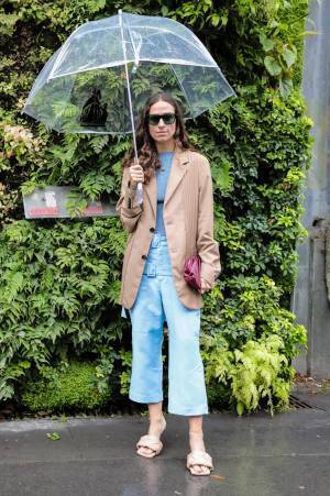 業界人はボッテガ・ヴェネタのバッグに夢中! ザ・ポーチVSパデッド・カセットあなたはどっち派?【パリスナップ】