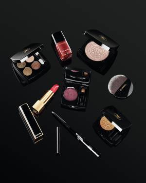 シャネルの2019ホリデーコレクション、限定ビジューボタンデザインのハイライトやアイシャドウ