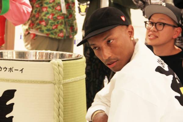 ファレル・ウィリアムスとNIGO®が新宿伊勢丹で鏡開き!  2人がプロデュースする新進気鋭の日本酒「SAKE STORM COWBOY®」