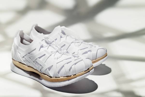 アシックス × 隈研吾のランニングシューズ登場! 竹細工の技法からインスパイア