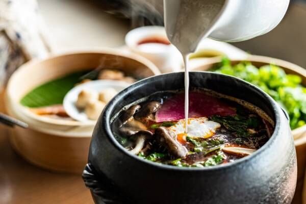 恵比寿のタイレストラン・ロングレインで、3回の“味変”ができるトムヤムスープの鍋が今年も登場