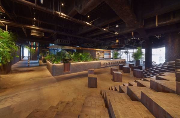 表参道ジャイル4階のレストランフロアがリニューアル、空間設計は田根剛