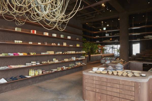 表参道ジャイル4階のレストランフロアがリニューアル、空間設計は田根剛