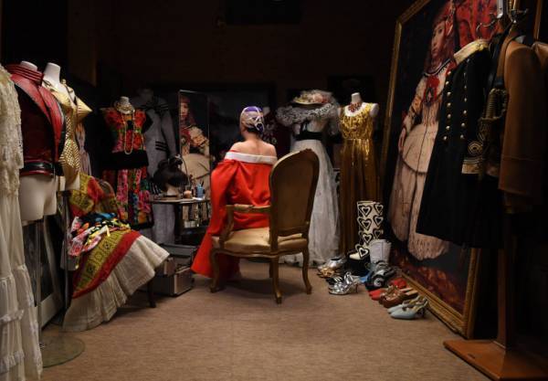 原美術館、名画に扮したセルフポートレイトで知られる森村泰昌の凱旋展を開催