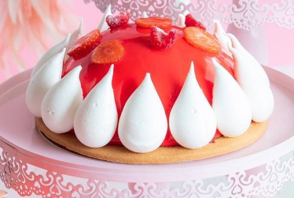 ヒルトン大阪、白雪姫やラプンツェルなど童話モチーフのストロベリーデザートビュッフェ開催