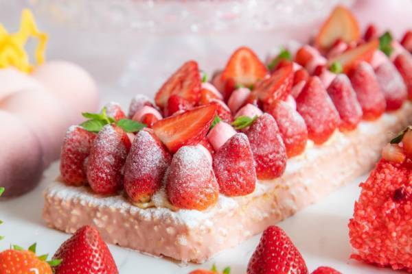 ヒルトン大阪、白雪姫やラプンツェルなど童話モチーフのストロベリーデザートビュッフェ開催