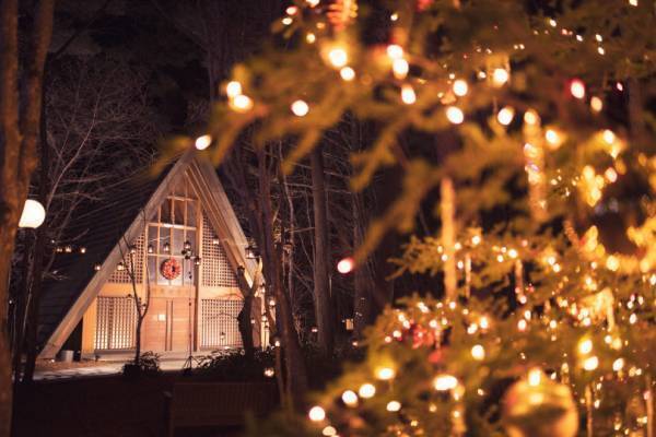 「軽井沢高原教会 星降る森のクリスマス 2019」ランタンキャンドルが照らす冬夜の森で【レポート】