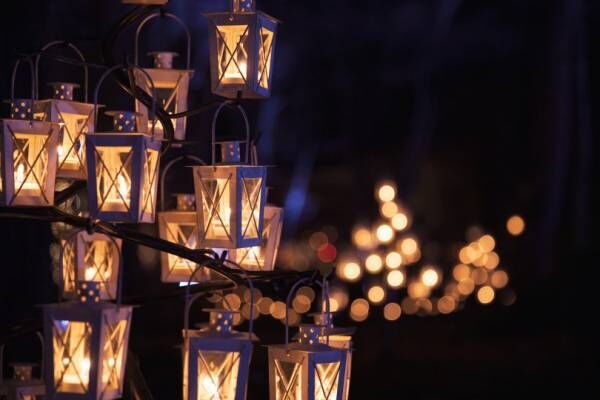 「軽井沢高原教会 星降る森のクリスマス 2019」ランタンキャンドルが照らす冬夜の森で【レポート】