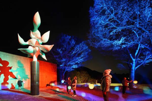 各地でクリスマスマーケット開催、街中を彩るイルミネーション、ギフトにしたいホリデーコレクションetc...クリスマス何する? 【気になるTopics】