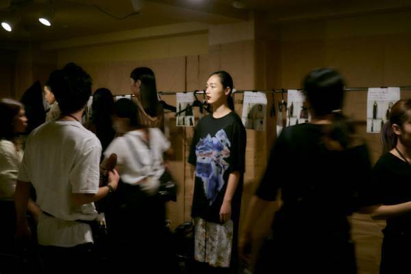 Lautashiと落合陽一、光のタイムマシンにのって【2019春夏ウィメンズ】