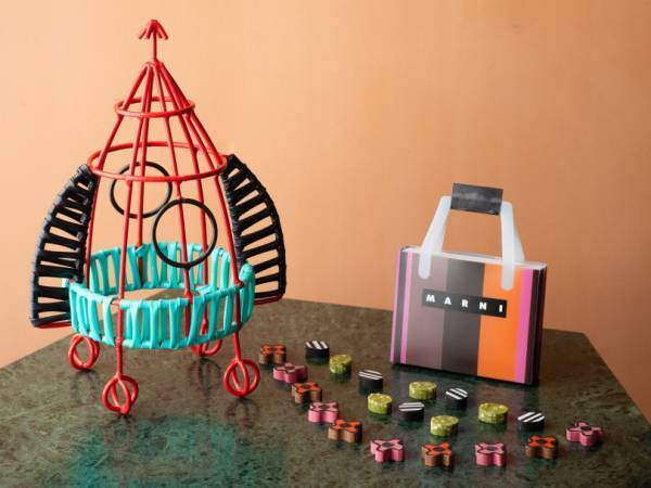 マルニ フラワー カフェ、人気ストライプバッグにチョコレートを詰めたバレンタイン限定商品が登場