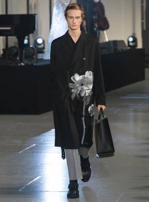 ヴァレンティノ、オニツカタイガーと初コラボ【2020-21秋冬メンズ】