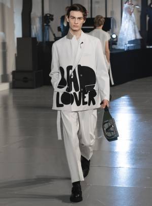 ヴァレンティノ、オニツカタイガーと初コラボ【2020-21秋冬メンズ】