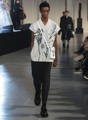 ヴァレンティノ、オニツカタイガーと初コラボ【2020-21秋冬メンズ】