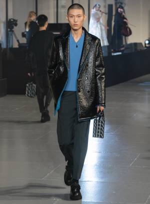 ヴァレンティノ、オニツカタイガーと初コラボ【2020-21秋冬メンズ】