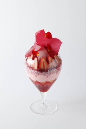 エンポリオ アルマーニ カフェに2月のパフェが登場! ベリー×ルビーチョコレートを使った真っ赤なパフェ
