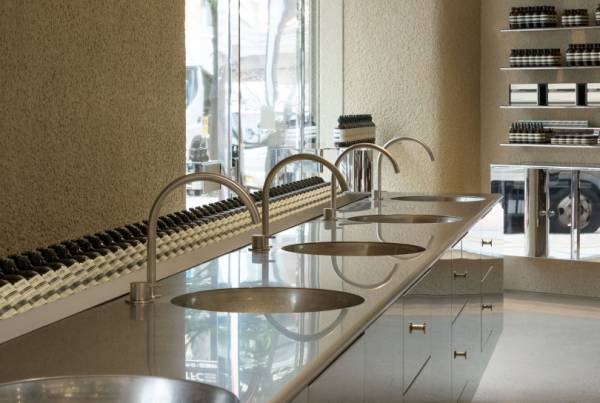 イソップの新店舗が新宿にオープン、Case-Realによる店舗デザインにも注目