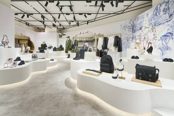 ディオールが新宿伊勢丹でポップアップを開催。限定「ブック トート」や世界先行販売も