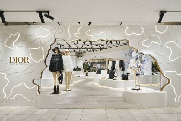 ディオールが新宿伊勢丹でポップアップを開催。限定「ブック トート」や世界先行販売も