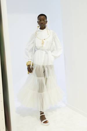 白に宿るクチュールの美学、ヴァレンティノの新プロジェクト「ルブラン」