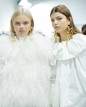 白に宿るクチュールの美学、ヴァレンティノの新プロジェクト「ルブラン」