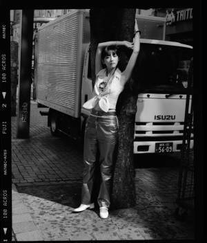 写真家・鈴⽊親の個展「東京の⽇常の断⽚」が天王洲のギャラリーKOSAKU KANECHIKAで開催