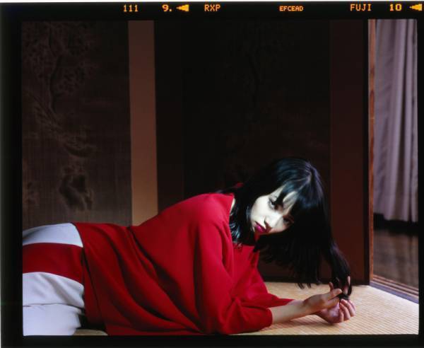 写真家・鈴⽊親の個展「東京の⽇常の断⽚」が天王洲のギャラリーKOSAKU KANECHIKAで開催