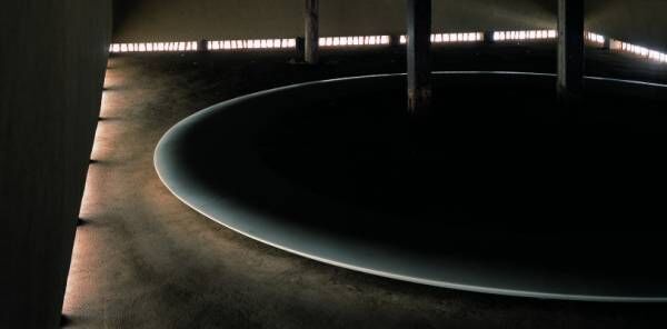 金沢21世紀美術館で内藤礼の世界を。約2,000平方メートルの展示スペースと、大規模な空間作品も