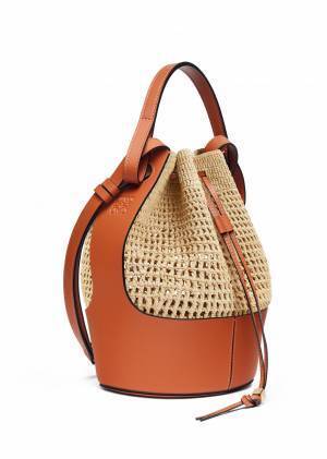 ロエベの「バルーン バッグ」に新作。ラフィア×カーフのコンビ