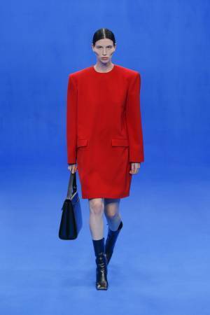 バレンシアガのロゴを潜めた新作「ゴースト バッグ」発売