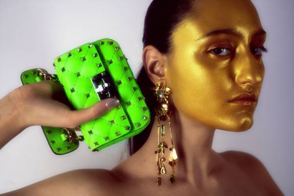 ヴァレンティノの新作バッグ「ロックスタッズ スパイク フルオ」発売、目を引くモードなネオンカラー