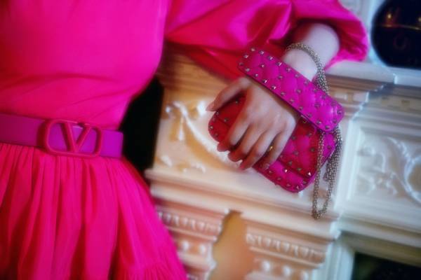 ヴァレンティノの新作バッグ「ロックスタッズ スパイク フルオ」発売、目を引くモードなネオンカラー