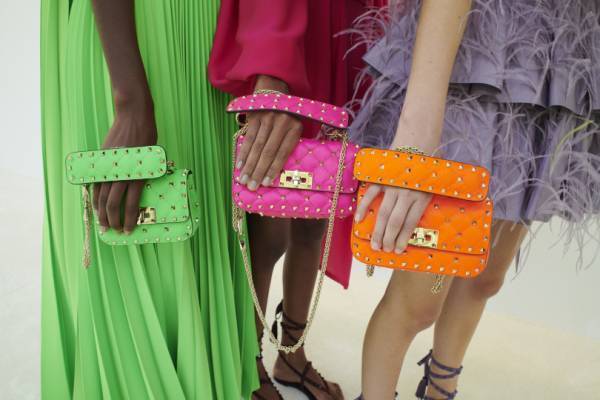 ヴァレンティノの新作バッグ「ロックスタッズ スパイク フルオ」発売、目を引くモードなネオンカラー